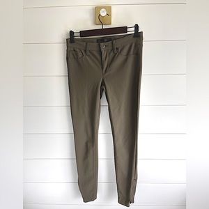 GENETIC DENIM pants sz 28. *LIKE NEW* olive green skinny fit w/ side zip.